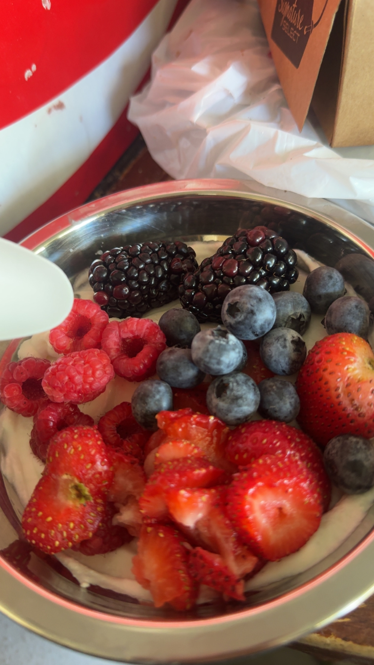 Yogurt bowl with mixed berries